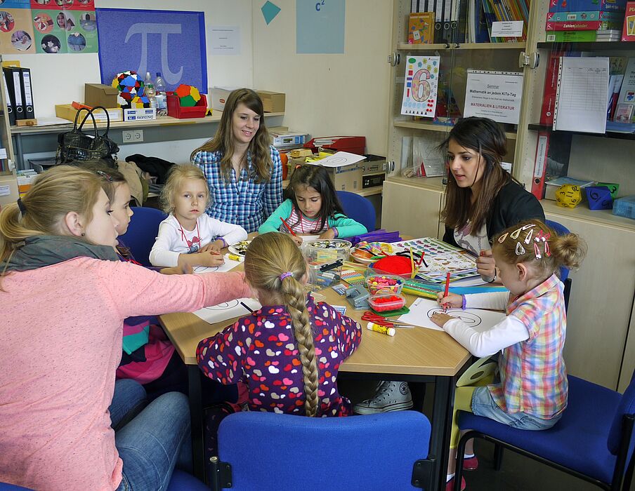 Foto (Universität Paderborn, Heike Probst): Mit Spaß bei der Sache waren die Studierenden und Kindergartenkinder beim gemeinsamen „Tag zur Zahl 6“.