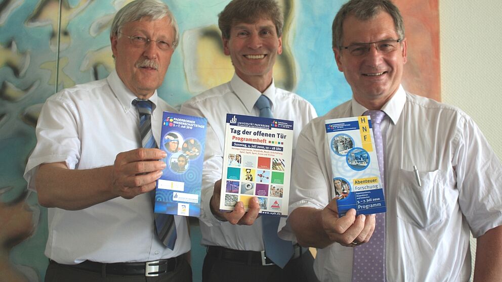 Foto (Universität Paderborn, Frauke Döll): Bürgermeister Heinz Paus, Uni-Präsident Prof. Dr. Nikolaus Risch und HNF-Geschäftsführer Dr. Kurt Beiersdörfer mit den Produkten einer gelungenen Kooperation.