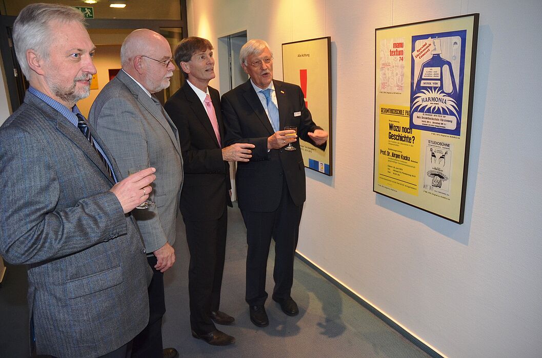 Foto (Stadt Paderborn, Daniel Höing): (v. l.) Prof. Dr. Wilhelm Schäfer, Vizepräsident für Forschung und wissenschaftlichen Nachwuchs, Rolf-Dietrich Müller, Leiter des Stadtarchivs, Prof. Dr. Nikolaus Risch, Präsident der Universität Paderborn, und