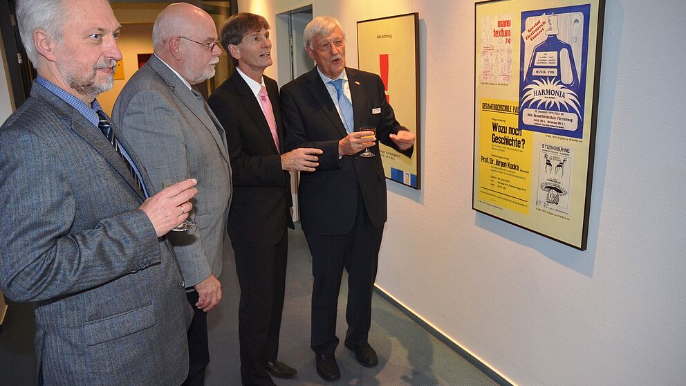 Foto (Stadt Paderborn, Daniel Höing): (v. l.) Prof. Dr. Wilhelm Schäfer, Vizepräsident für Forschung und wissenschaftlichen Nachwuchs, Rolf-Dietrich Müller, Leiter des Stadtarchivs, Prof. Dr. Nikolaus Risch, Präsident der Universität Paderborn, und
