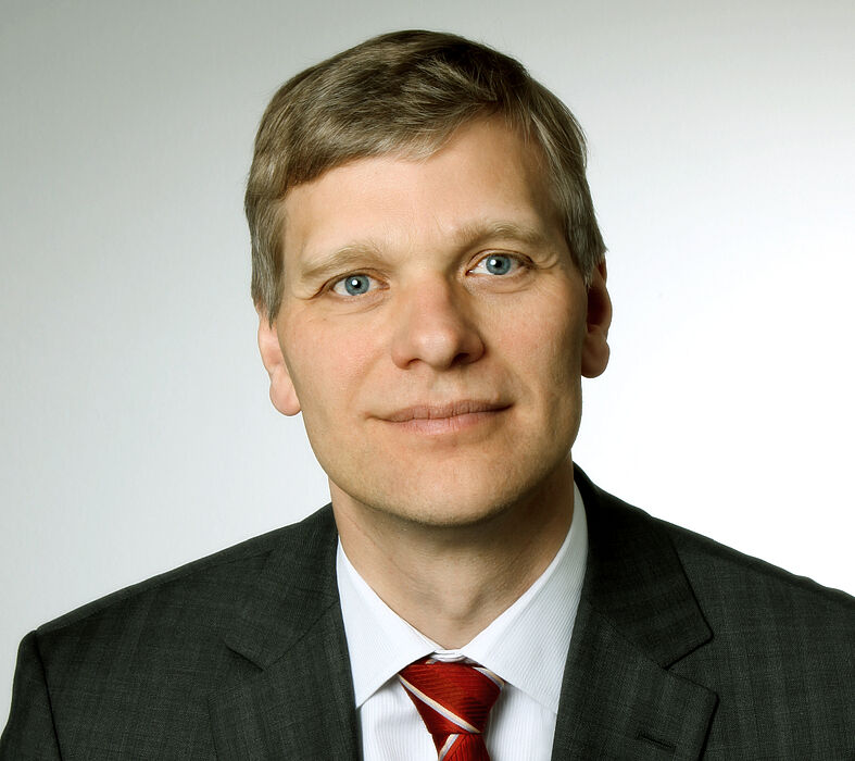 Foto (Universität Paderborn): Prof. Dr.-Ing. Volker Schöppner, Institut für Polymere Materialien und Prozesse PMP, Arbeitsgruppe Kunststoffverarbeitung, Fakultät für Maschinenbau, Universität Paderborn