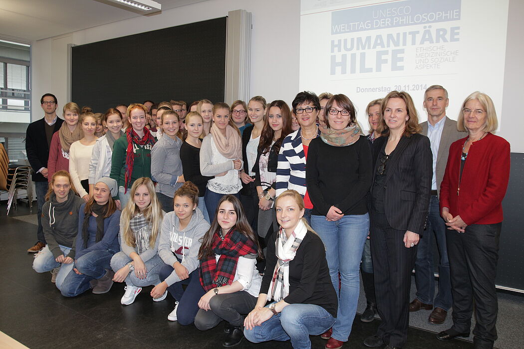 Foto (Universität Paderborn, Nina Reckendorf): Besuchten am Welttag der Philosophie die Universität: 50 Schülerinnen und Schüler der umliegenden Gymnasien.