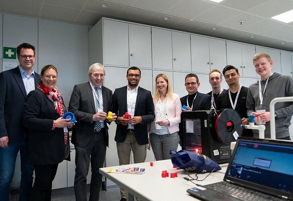 Foto (Quelle: zdi): Der Staatssekretär Klaus Kaiser zu Besuch im Schülerlabor coolMINT.