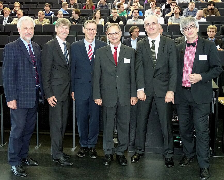 Foto (Department Physik):  (v. l.): Prof. Dr. Wilhelm Schäfer (Vizepräsident für Forschung und wissenschaftlichen Nachwuchs, Uni Paderborn), Prof. Dr. Nikolaus Risch (Präsident Uni Paderborn), Prof. Dr. Oliver Benson (Humboldt-Universität Berlin), Pr