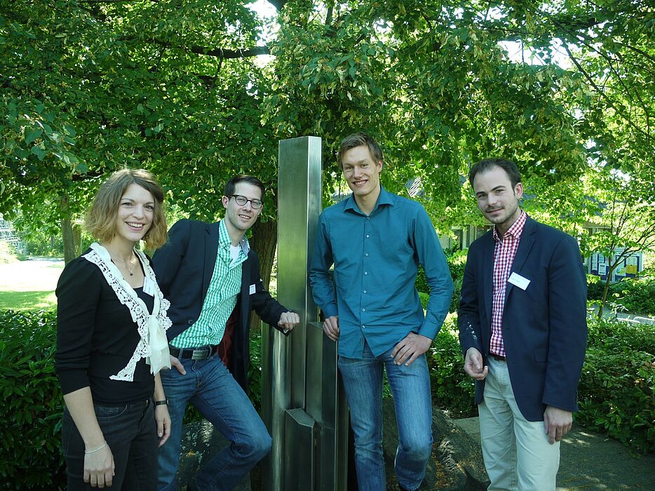 Abbildung (v. l. n. r.): Im Oktober 2014 wechselt das Sprecherteam: Auf Julia Kröger und Kevin M. Dear folgen Fabian Hoya und Thomas Köster.