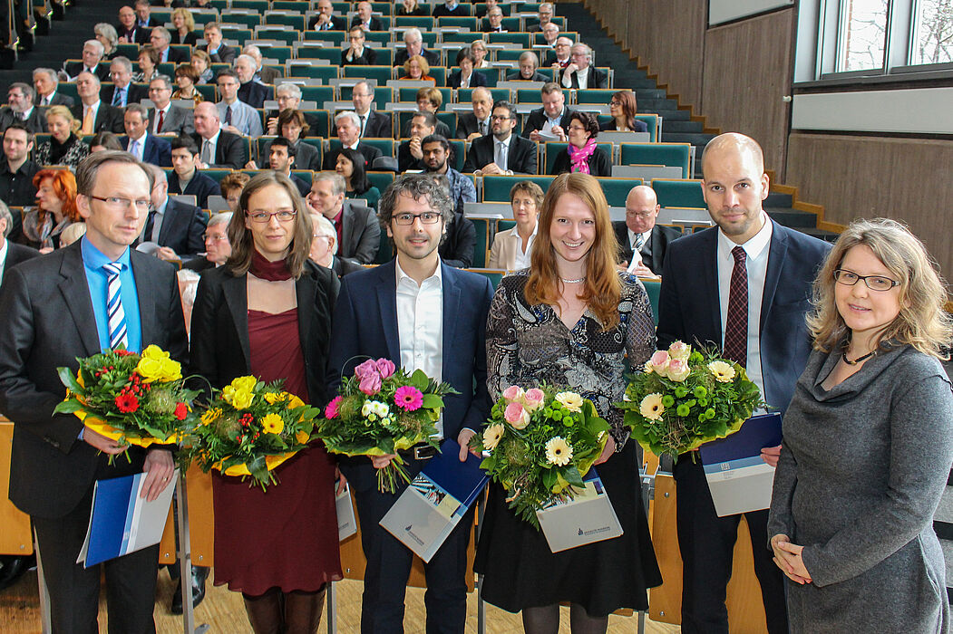 Foto (Universität Paderborn, Johannes Pauly): Preis des Präsidiums für ausgezeichnete Dissertationen (v. l.): Prof. Dr. Hehenkamp (nimmt den Preis für Dr. Eugen Dimant entgegen), Dr. Maja Schepelmann, Dr.-Ing. Fabian Bause, Dr. Sandra Lang, Dr.-Ing. S