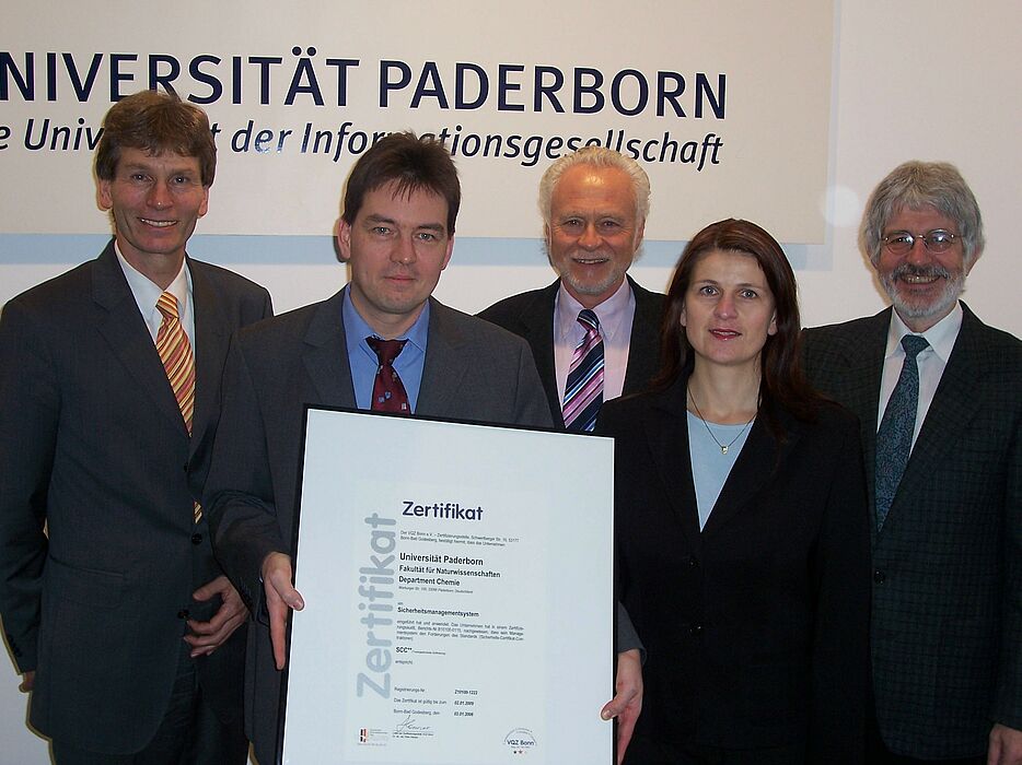 Foto (v.li.): Schreiben Sicherheit im Departments Chemie der Uni Paderborn ganz groß: Uni-Rektor Prof. Dr. Nikolaus Risch, Prof. Dr. Stephan Schulz, Prof. Dr. Hans-Joachim Warnecke, Diana Riedel und Prof. Dr. Gerald Henkel (v. links) vom Department Chemi