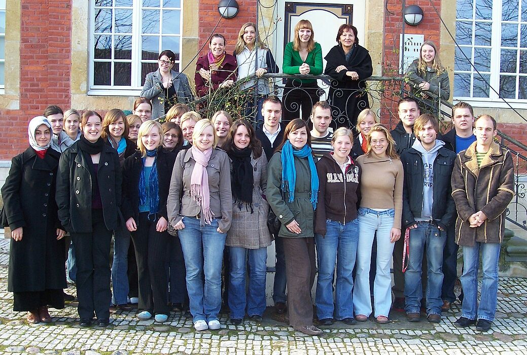 Foto (Mark Heinemann): Interessante Gesprächspartnerin: Jana Scheerer, hier mit grünem Pullover, stand den Studenten um Dozentin Prof. Dr. Gisela Ecker, die auf diesem Foto rechts neben der Nachwuchsautorin steht, zwei Tage lang Rede und Antwort. Der Ku