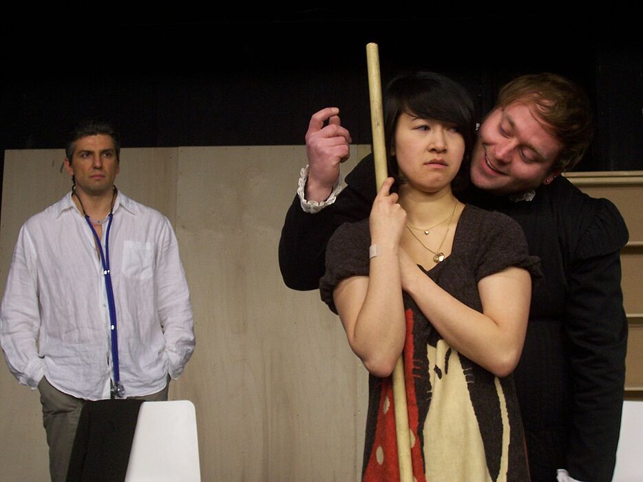 Foto: Katja (Thuy van Truong) wird von Hamlets Geist (Stefan Cordes) heimgesucht, im Hintergrund Katjas potenzieller Liebhaber (Thorsten Böhner).