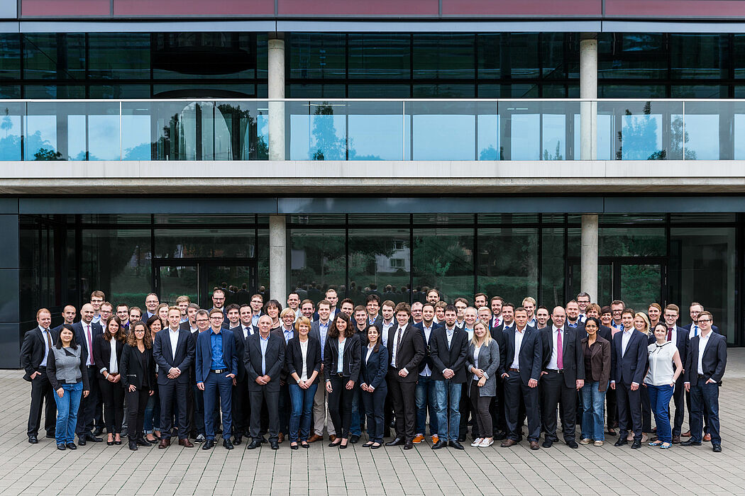 Foto:Die Mitarbeitenden des Fraunhofer IEM vor der Zukunftsmeile 1 in Paderborn.