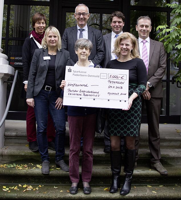 Foto: Der Deutsche Kinderschutzbund Kreisverband Paderborn e. V. freut sich über die Spende der myconsult GmbH in Höhe von 5.000,00 Euro: (von hinten links) Monika Grobe (Leitung Patenschaftsprojekt), Peter Schindel (2. Vorsitzender), Kai Dornseiff und 
