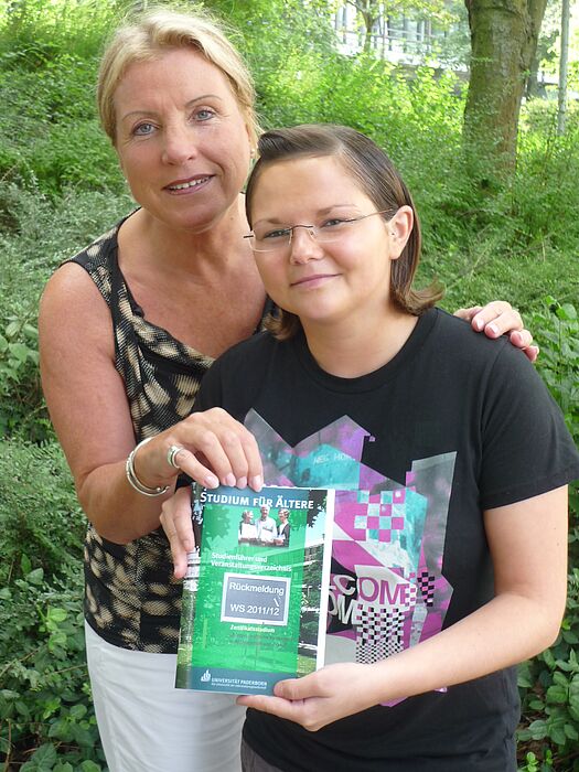 Foto (Universität Paderborn): Frau Birgitt Lammert, Koordinatorin zwischen der Universität Paderborn und dem "Marktplatz" für Bürgerengagement in Paderborn und Frau Monika Bialas, Sekretariat Studium für Ältere (v.l.).
