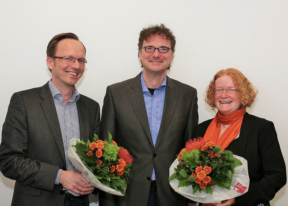 Foto (Universität Paderborn, Tibor Werner Szolnoki): Vizepräsident Prof. Dr. Rüdiger Kabst (m.) gratulierte den neugewählten Sprechern des Senats: Prof. Dr. Burkhard Hehenkamp (l.) und Prof. Dr. Merle Tönnies (r.).