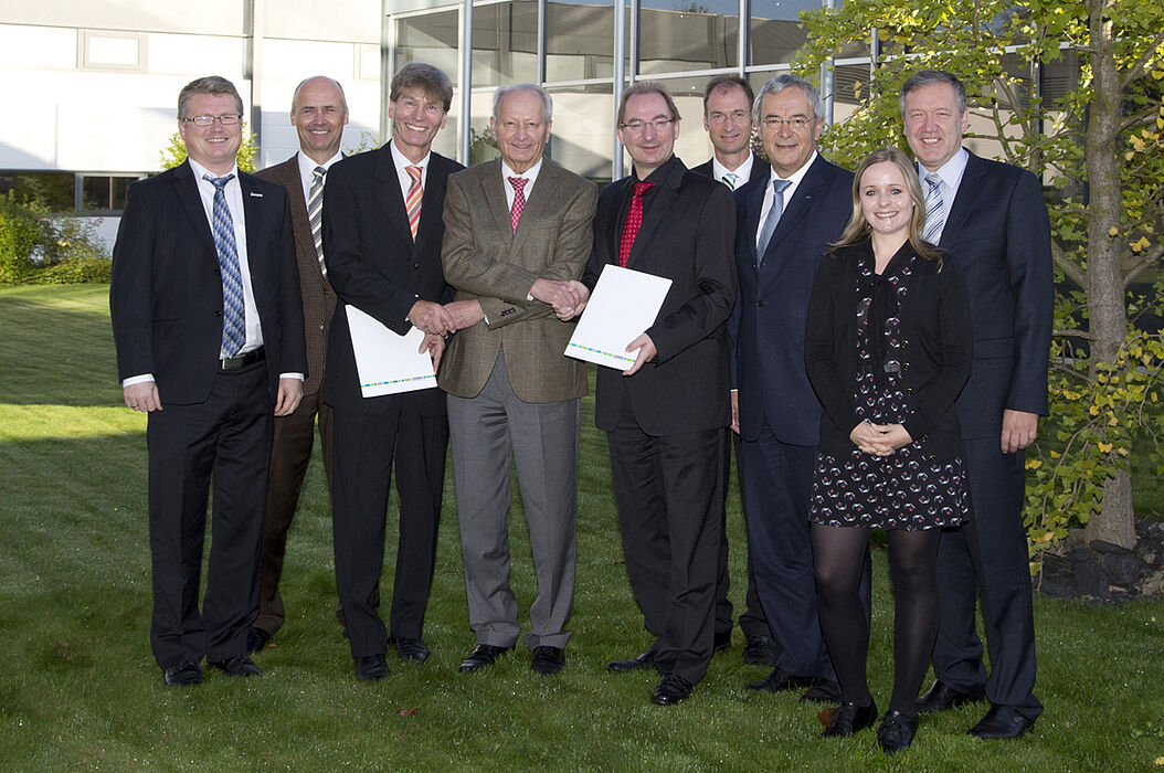 Foto: Bei der Vertragsunterzeichnung: (v. l. n. r.) Stefan Schwan, Leiter International Office der Universität Paderborn, Dr. Martin Heubeck, Geschäftsführer Phoenix Contact, Prof. Dr. Nikolaus Risch, Hochschulpräsident der Universität Paderborn, Kla