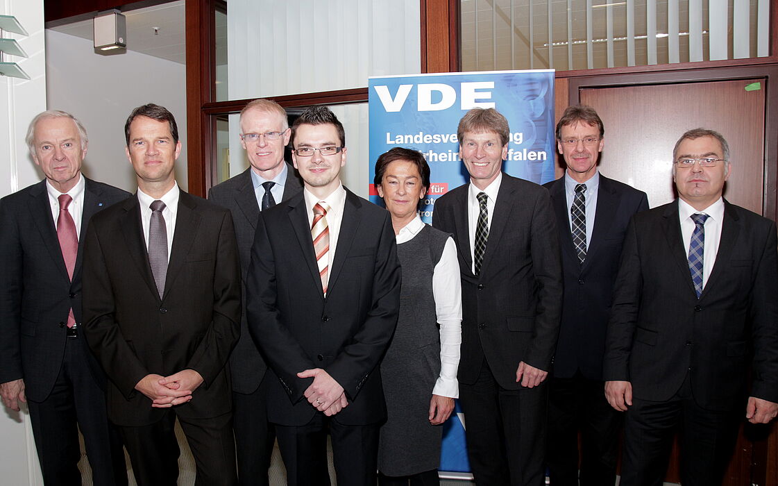 Foto (Universität Paderborn, Vanessa Dreibrodt): Freuten sich mit Preisträger Dr.-Ing. Sven Lütkemeier (4. von l.): (v. l. n. r.) Prof. Dr.-Ing. Erich Barke, Leibniz Universität Hannover,  Dip.-Ing. Ralf Berker, VDE Landesvertretung NRW, Prof. Dr.-Ing