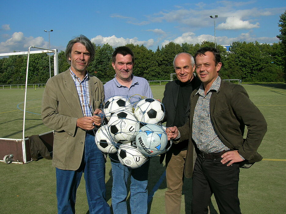 (Foto: Julius Kolossa) Bewegung schärft die Sinne – dies vermittelten (v. l.): Hans Feuß, Fachleiter und Berater im Schulsport, Mathias Hornberger, Ludwig-Erhard-Berufskolleg, Prof. Dr. Heinz Liesen, Stiftung Jugendfußball, und Helmut Böhmer, Fakult