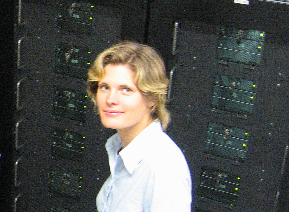 Foto: Das Wissenschaftlerteam um Informatiker Prof. Dr. Odej Kao (4.v.li.), Universität Paderborn, Geschäftsführer des PC² und Lehrstuhlinhaber für Betriebssysteme und verteilte Systeme im Institut für Informatik, freut sich über die Zusage aus Br