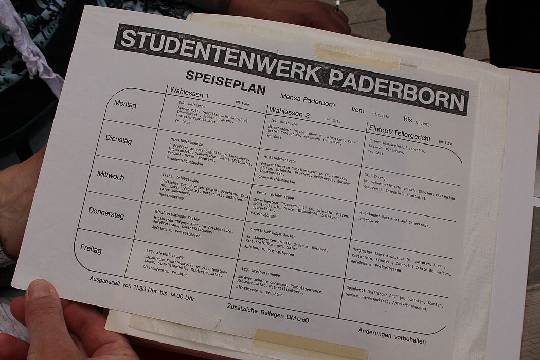Foto (Universität Paderborn, Alexandra Dickhoff): Ein Blick in das mitgebrachte Fotoalbum zeigt Erinnerungen an die Studienzeit in Paderborn: Seminare, Kochkurse und auch ein Mensaplan von früher.
