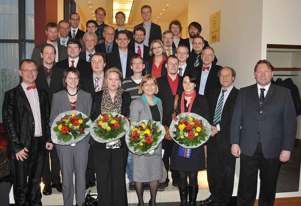 Foto (Universität Paderborn, Mark Heinemann): Mitglieder des PaSCo Graduiertenkollegs „Wissenschaftliches Rechnen“ mit Festredner Prof. Dr. Dr. h. c. Peter Deuflhard