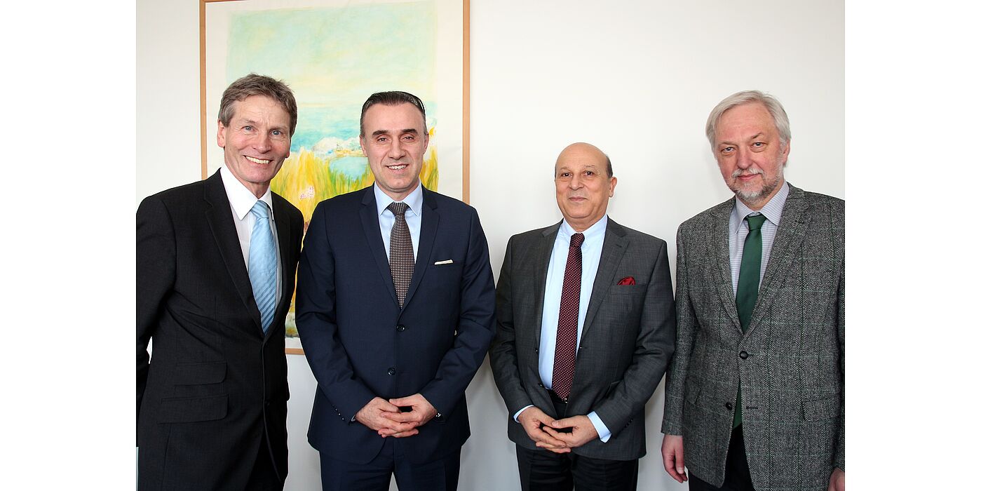 Foto (Universität Paderborn, Vanessa Dreibrodt): Prof. Dr. Nikolaus Risch, Präsident der Universität Paderborn, und Prof. Dr. Wilhelm Schäfer, Vizepräsident für Forschung und wissenschaftlichen Nachwuchs, begrüßten den türkischen Generalkonsul Uf