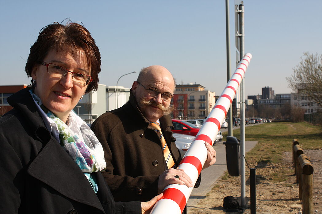 Foto (Universität Paderborn, Patrick Kleibold): Uni-Kanzler Jürgen Plato und Dr. Martina Gerdes-Kühn freuen sich, mit der Eröffnung des Parkplatzes an der Husener Strasse die Parksituation an der Universität verbessern zu können.