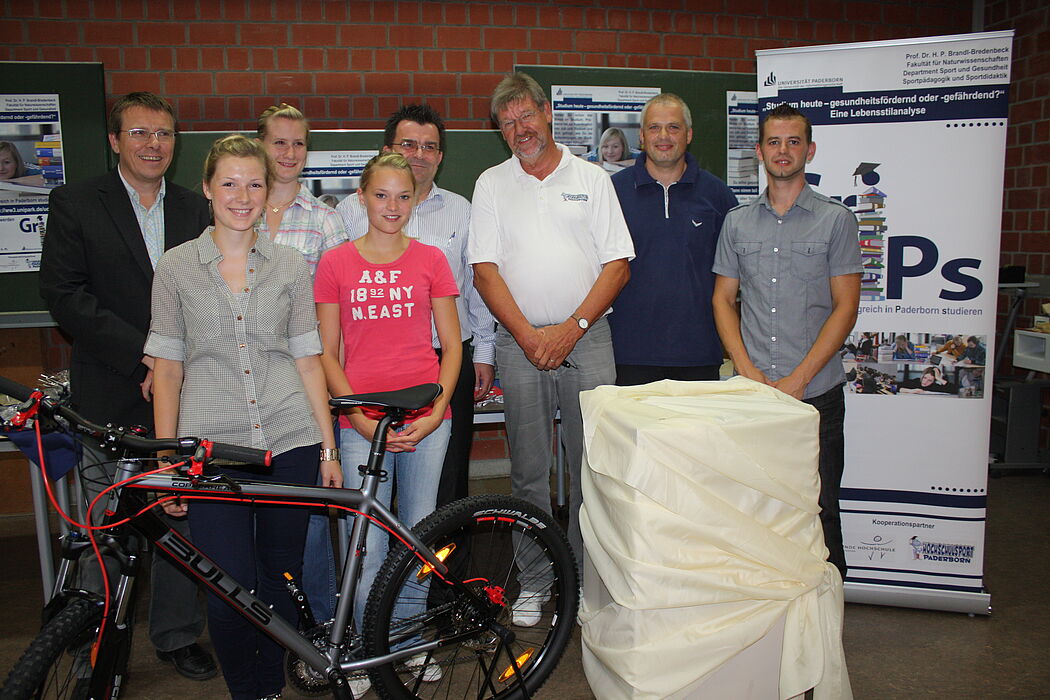 Foto (Frauke Döll): Die studentischen Preisträgerinnen mit dem Projektleiter Prof. Dr. Hans Peter Brandl-Bredenbeck und den Sponsoren (v. l.): Prof. Brandl-Bredenbeck, Amelie Grossek, Meike Frantz und Pia Görmann, Martin  Hornberger vom SC Paderborn, D