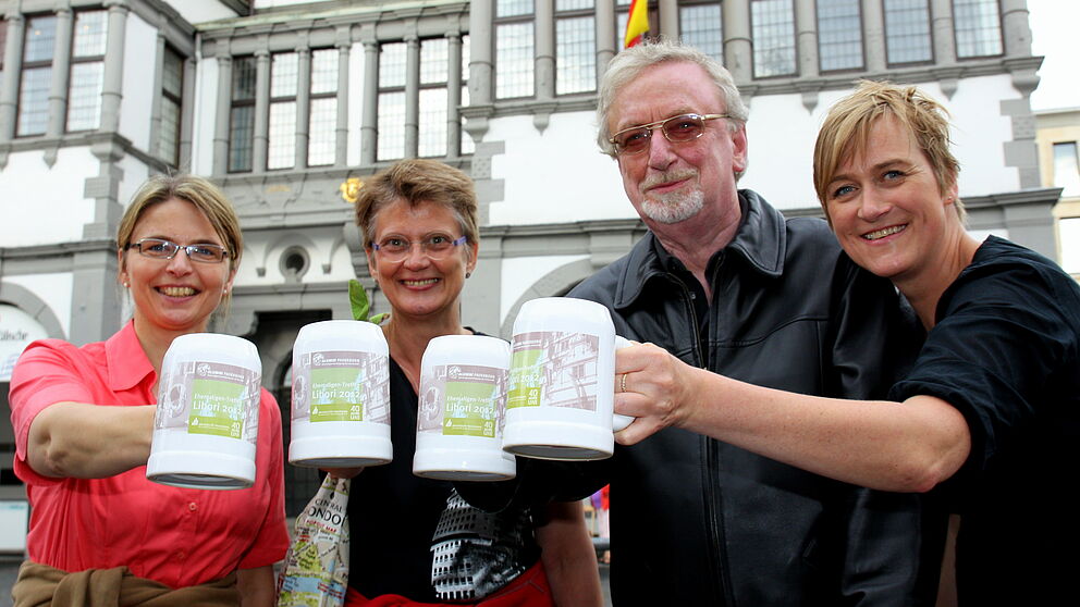 Foto (Universität Paderborn, Patrick Kleibold): Agnes Brune (v. l.), ehemalige BWL-Studentin, Renate Hermesmeier, ehemalige Mathematik-Studentin, Prof. Dr. Dr. Peter Freese, Erster Vorsitzender Alumni Paderborn, und Alexandra Dickhoff, Geschäftsführeri