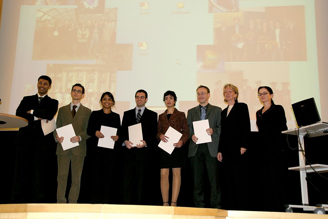 Foto: Andreas Krause (3. v. re.), Universität Paderborn zusammen mit den Preisträgern der NRW Undergraduate Awards und Hannelore Kraft (2. v. re.)., Ministerin für Wissenschaft und Forschung des Landes Nordrhein-Westfalen