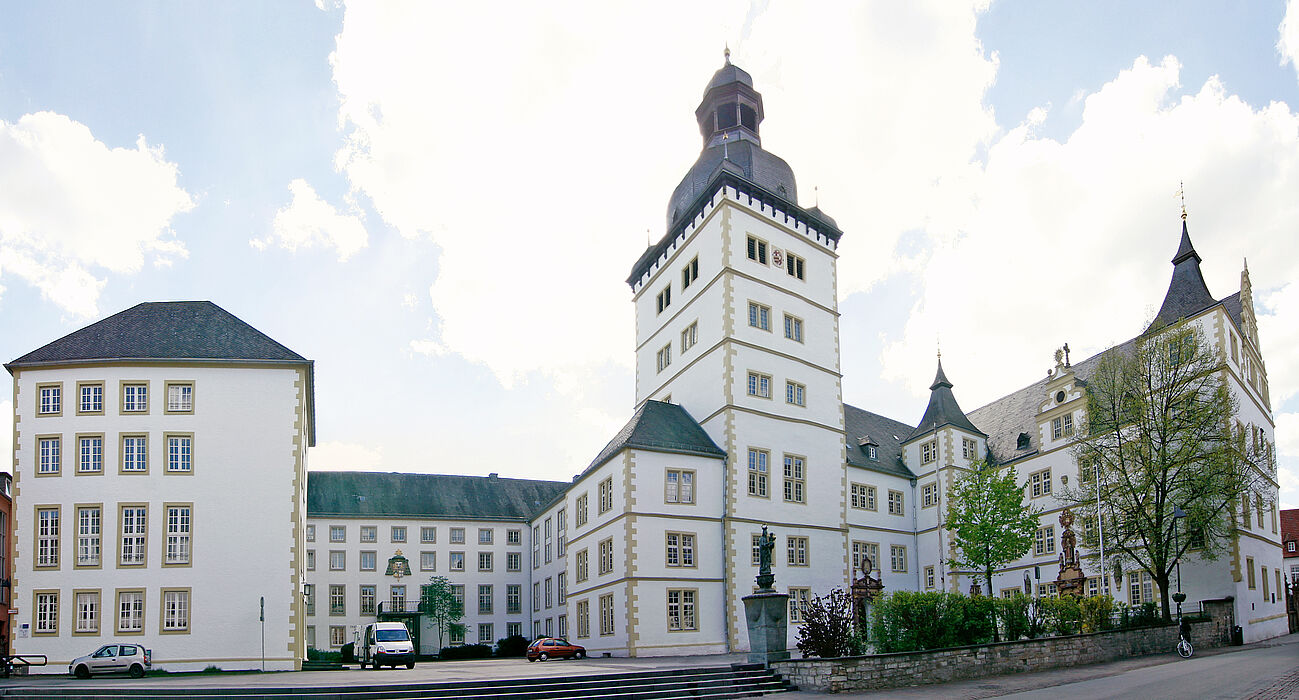 Foto (Paderborner Bildarchiv): Ansicht des Innenhofs mit Haupteingang der Theologischen Fakultät am Kamp.
