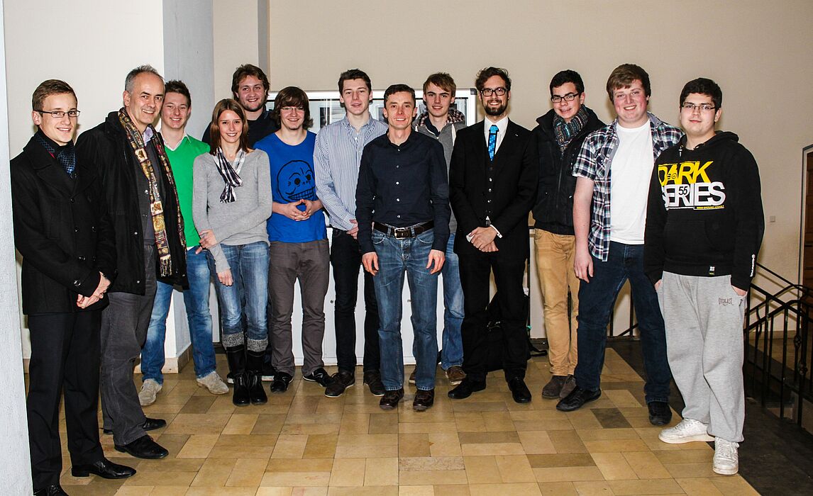 Foto (Universität Paderborn, Department Physik): Der Projektkurs „Mikroarchitektur der Natur“ nach der Abschlusspräsentation im Gymnasium Theodorianum mit Prof. Dr. Jörg Lindner (2. v. l.), Andrej Wolf (8. v. l.) und Johannes Pauly (10. v. l.).