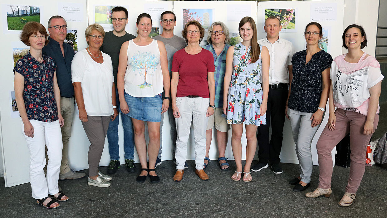 Foto (Heiko Appelbaum): Die Organisatorinnen Dr. Yvonne Koch und Sandra Bischof (v. r.) im Kreise der ausgezeichneten Fotografinnen und Fotografen.