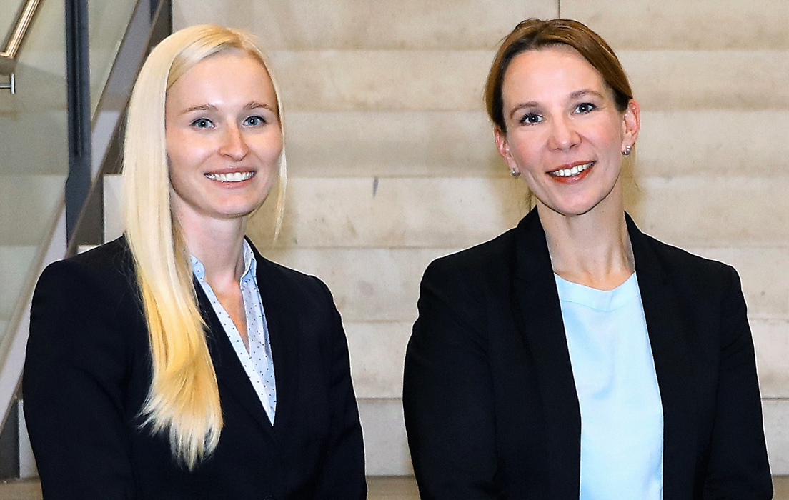 Foto (Universität Paderborn): Doktorandin Julia Hoppe und Prof. Dr. Kirsten Thommes (v. l.)