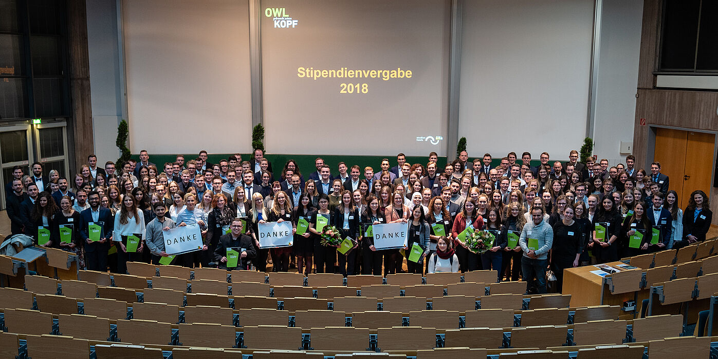 Gruppenfoto aller neu in die Förderung aufgenommenen und am Abend ausgezeichneten Stipendiatinnen und Stipendiaten.