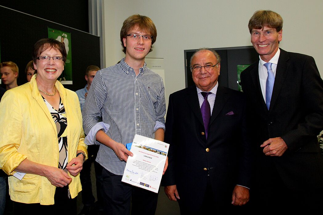 Foto (Universität Paderborn, Patrick Kleibold): Regierungspräsidentin Marianne Thomann Stahl (links), Karl-Heinz Stiller, Aufsichtsratsvorsitzender der Wincor Nixdorf AG (zweiter von rechts), und Prof. Dr. Nikolaus Risch, Präsident der Universität Pad