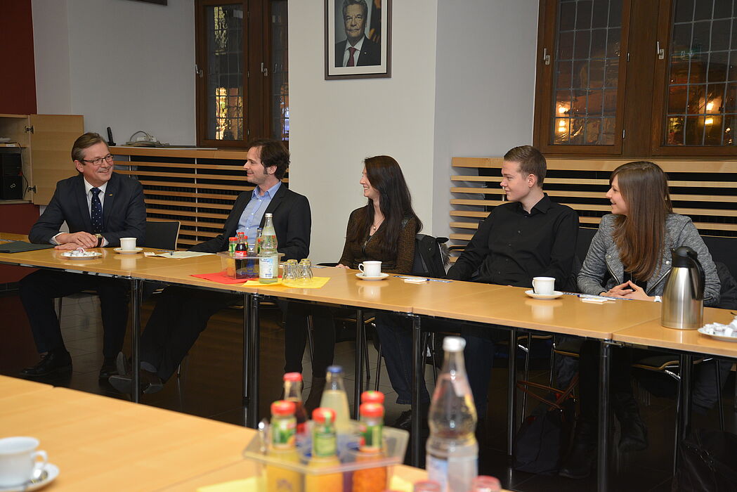 Foto (Stadt Paderborn, Daniel Höing): Bürgermeister Michael Dreier diskutiert mit den Stipendiaten des Studienfonds OWL. Die Gäste zeigten großes Interesse an der Entwicklung und Zukunft der Stadt. Mehr als zwei Stunden hatte sich der Bürgermeister f