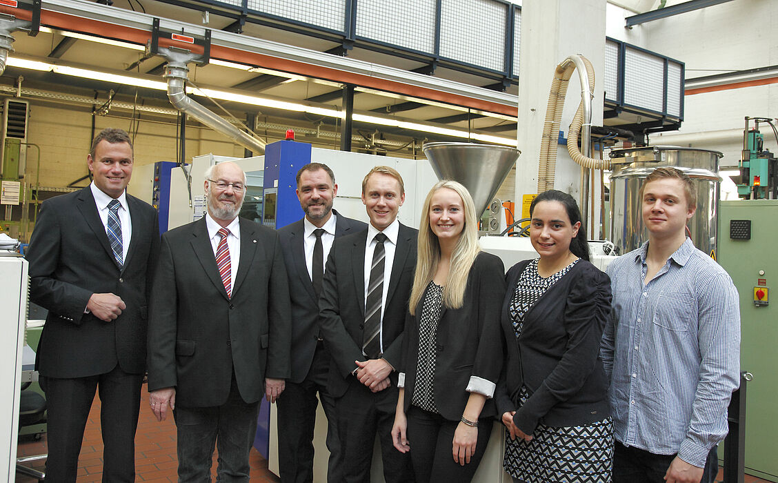 Foto (Hadi-Plast GmbH): Forschen und entwickeln in einem Kooperationsprojekt zwischen Universität Paderborn und der Hövelhofer Hadi-Plast GmbH Kunststoff-Verarbeitung (von links): Prof. Dr. Elmar Moritzer (Maschinenbau), Andreas Keil (Geschäftsführer 