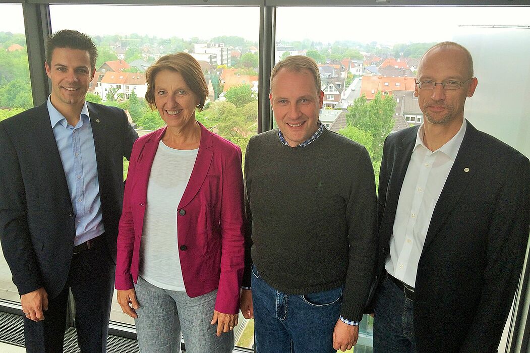 Foto (Universität Paderborn): (v. l. n. r.) Marco Piepenburg (Verkaufsdirektor Warsteiner Gruppe), Prof. Dr. Bettina Schiller (Universität Paderborn), Dr. Peter Karl Becker (Universität Paderborn), Peter Böhling (Leiter Regionalmarken Warsteiner Grupp