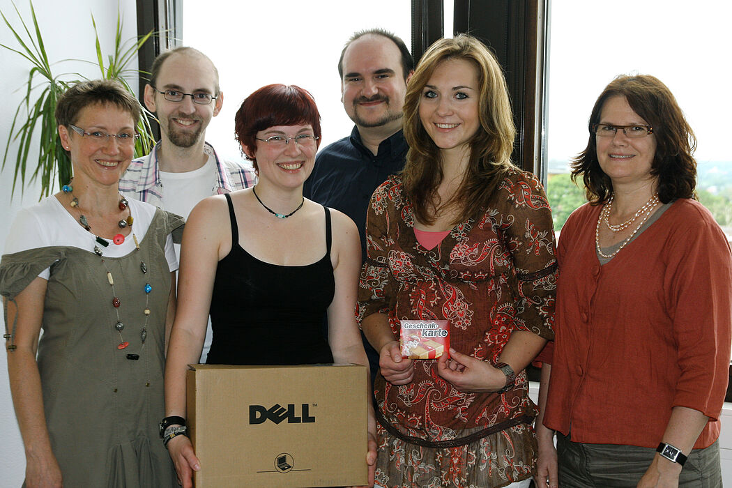 Foto (Universität Paderborn): Die ausgelosten Gewinnerinnen bekamen ein Dell Netbook (Hauptgewinn) bzw. einen MediaMarkt-Gutschein überreicht. Von links: Dr. Gudrun Oevel (Leiterin des IMT), Tobias Oetterer (Notebook-Café), Silke Telaar (Hauptgewinneri
