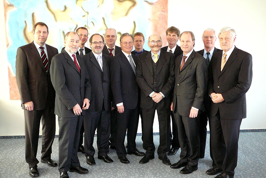 Foto (Martin Decking): Freuen sich über die Vertragsunterzeichnung (v. l.): Jan-Hendrik Mohr, Prof. Dr. Franz Wagner, Georg Herrmann, Rudolf Wieneke, Dr. Wolfgang Kern, Ortwin Goldbeck, Lothar Pelz, Jürgen Plato, Prof. Dr. Nikolaus Risch, Thomas Niehoff