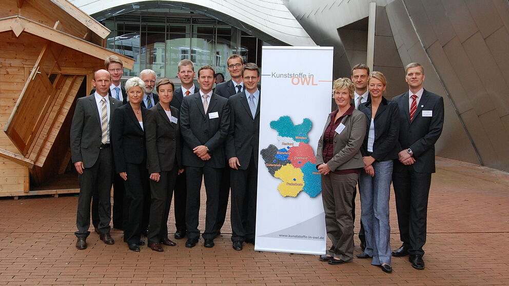 Foto (Christiane Bernert): Das Netzwerk „Kunststoffe in OWL“ wächst: Prof. Dr.-Ing. Volker Schöppner (Institut für Kunststofftechnik der Uni Paderborn), Annette Förster (Wirtschaftsförderungsgesellschaft Paderborn) sowie Prof. Dr.-Ing. Hans-Peter