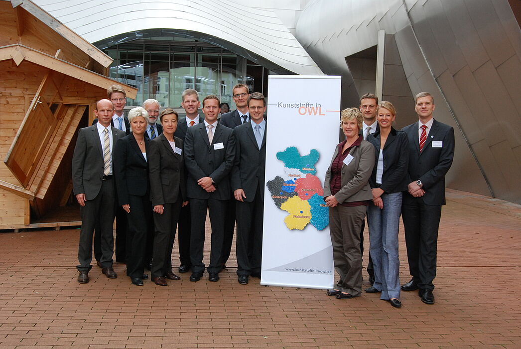Foto (Christiane Bernert): Das Netzwerk „Kunststoffe in OWL“ wächst: Prof. Dr.-Ing. Volker Schöppner (Institut für Kunststofftechnik der Uni Paderborn), Annette Förster (Wirtschaftsförderungsgesellschaft Paderborn) sowie Prof. Dr.-Ing. Hans-Peter