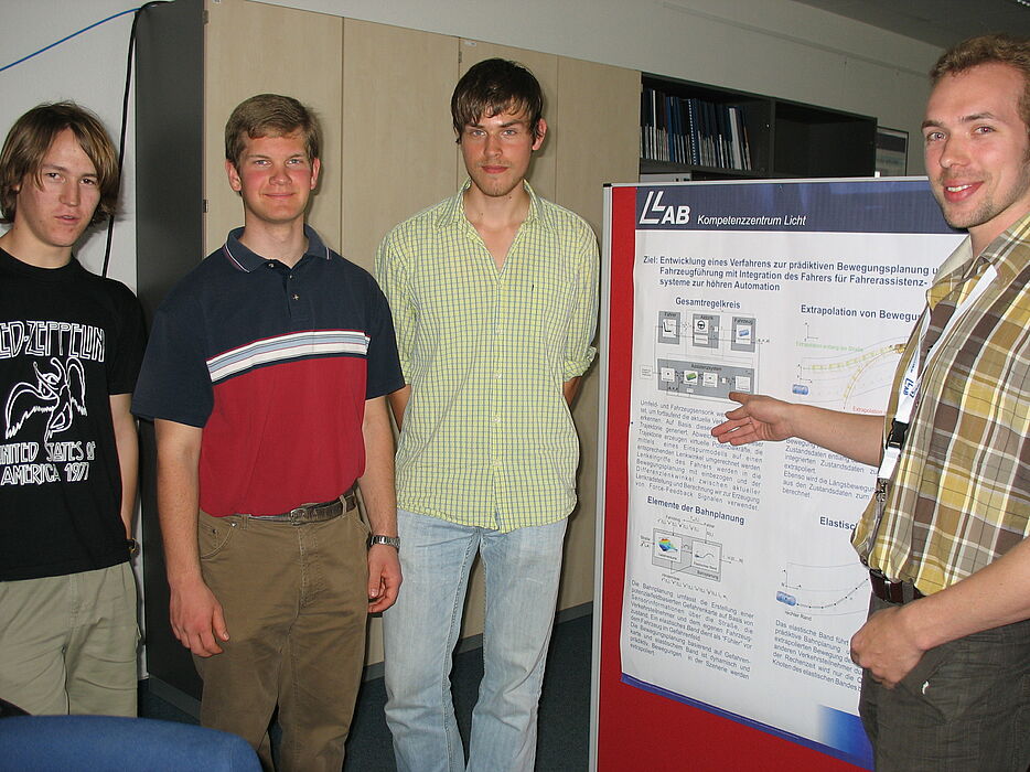 Foto (Christiane Bernert): Von links: Fabian Marten (17), Wolfgang Fritz (18) und Maximilian Gluth (18) waren mit ihrem Physik-Leistungskurs beim „L-Lab Day 2007“ im Forschungszentrum auf dem Gelände der Hella Leuchten-Systeme GmbH. Tobais Hesse (re.
