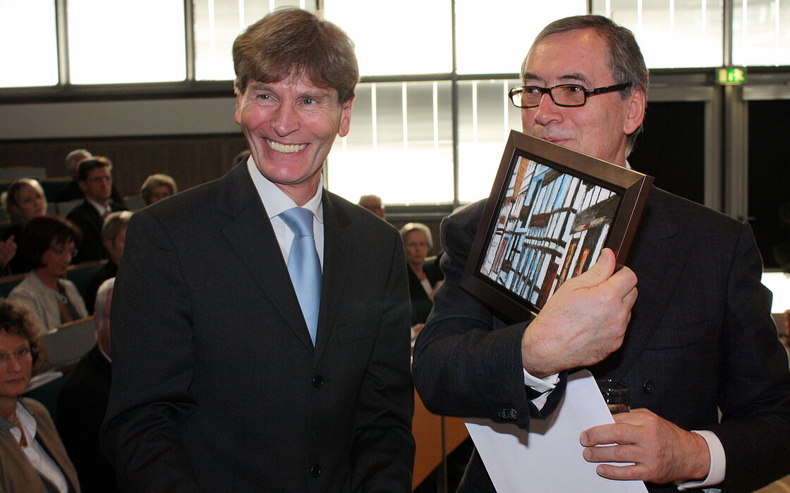 Foto (Universität Paderborn, Patrick Kleibold): Der Präsident der Universität Paderborn, Prof. Dr. Nikolaus Risch bedankt sich beim Festredner Prof. Dr. Horst Neumann, Mitglied des Vorstands Volkswagen AG, auf dem Neujahrsempfang 2012 in der Universit
