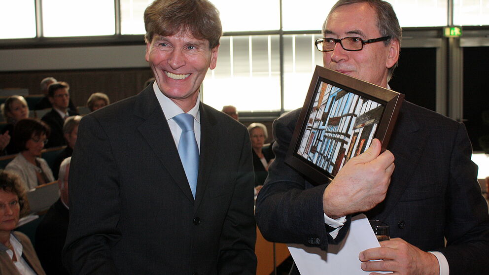 Foto (Universität Paderborn, Patrick Kleibold): Der Präsident der Universität Paderborn, Prof. Dr. Nikolaus Risch bedankt sich beim Festredner Prof. Dr. Horst Neumann, Mitglied des Vorstands Volkswagen AG, auf dem Neujahrsempfang 2012 in der Universit