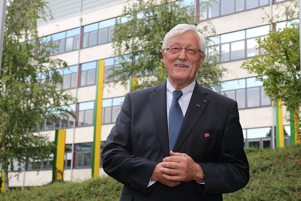 Foto (Universität Paderborn, Nina Reckendorf): Alt-Bürgermeister Paus, im Hintergrund die Universität.