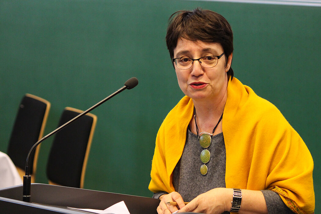 Foto (Universität Paderborn, Johannes Pauly): Prof. Dr. Birgit Riegraf, Vizepräsidentin für Lehre, Studium und Qualitätsmanagement, begrüßt Lehrende und Studierende auf dem sechsten Tag der Lehre.