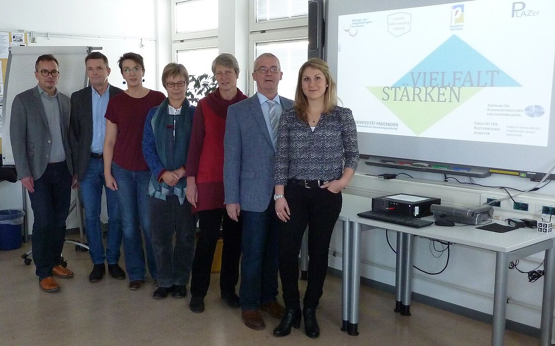 Foto (PLAZ, Astrid Paulus-Frick): Projektverantwortliche und Kooperationspartner freuen sich über die weitere Zusammenarbeit: (v. l.) Prof. Dr. Bardo Herzig, Zentrum für Bildungsforschung und Lehrerbildung (PLAZ), Rainer Gaukstern, Stadt Paderborn, Clau