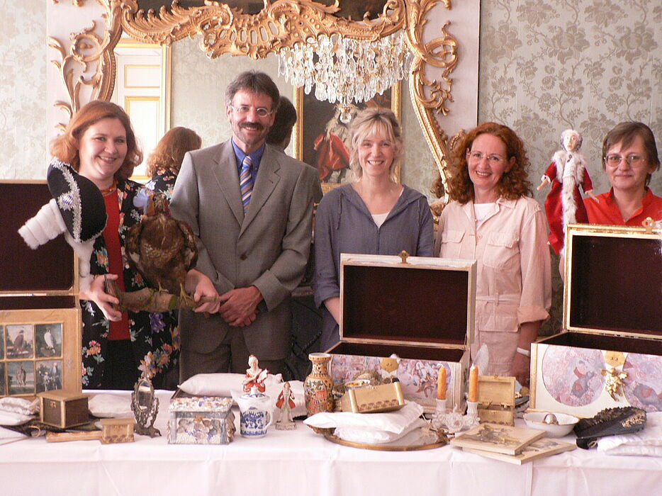 Museumskoffer zum Rokoko - Freude über gelungene Zusammenarbeit von Universität und Welterbestätte (v. li.): Christiane Winkler, Referentin für Öffentlichkeitsarbeit, Schloss Augustusburg, Uwe Skippe, Leiter der Welterbestätte, Elke Knaup, Paderborn