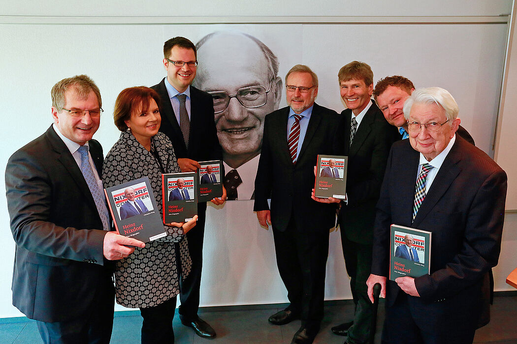 Foto (HNF, Jan Braun): (v. l.) Dr. Kurt Beiersdörfer, Geschäftsführer Heinz Nixdorf MuseumsForum, Christiane Voßhans-Schöningh, Geschäftsführerin Verlag Ferdinand Schöningh, Dr. Christian Berg, Autor des Buches „Heinz Nixdorf – Eine Biographie
