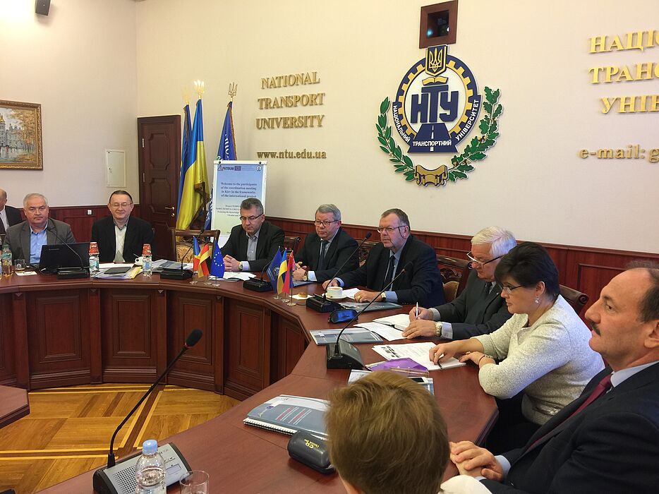 Foto (NTU Kiew): Dr. Viachaslau Nikitsin, Prof. Dr. Nikolai Dmitrichenko, Prof. Dr. Dr. h. c. mult. Klaus Rosenthal (3., 4., 5. v. li.)